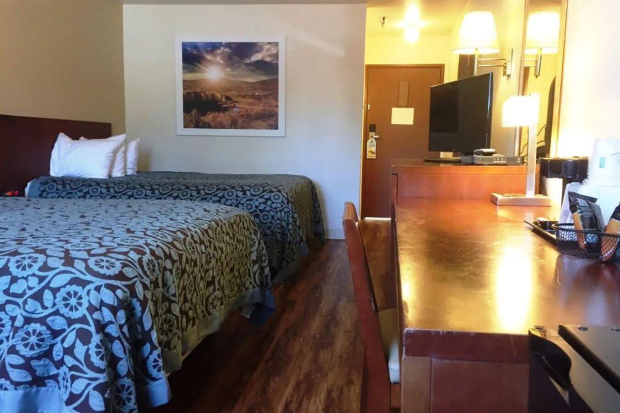 Days Inn By Wyndham Taos Bagian luar foto