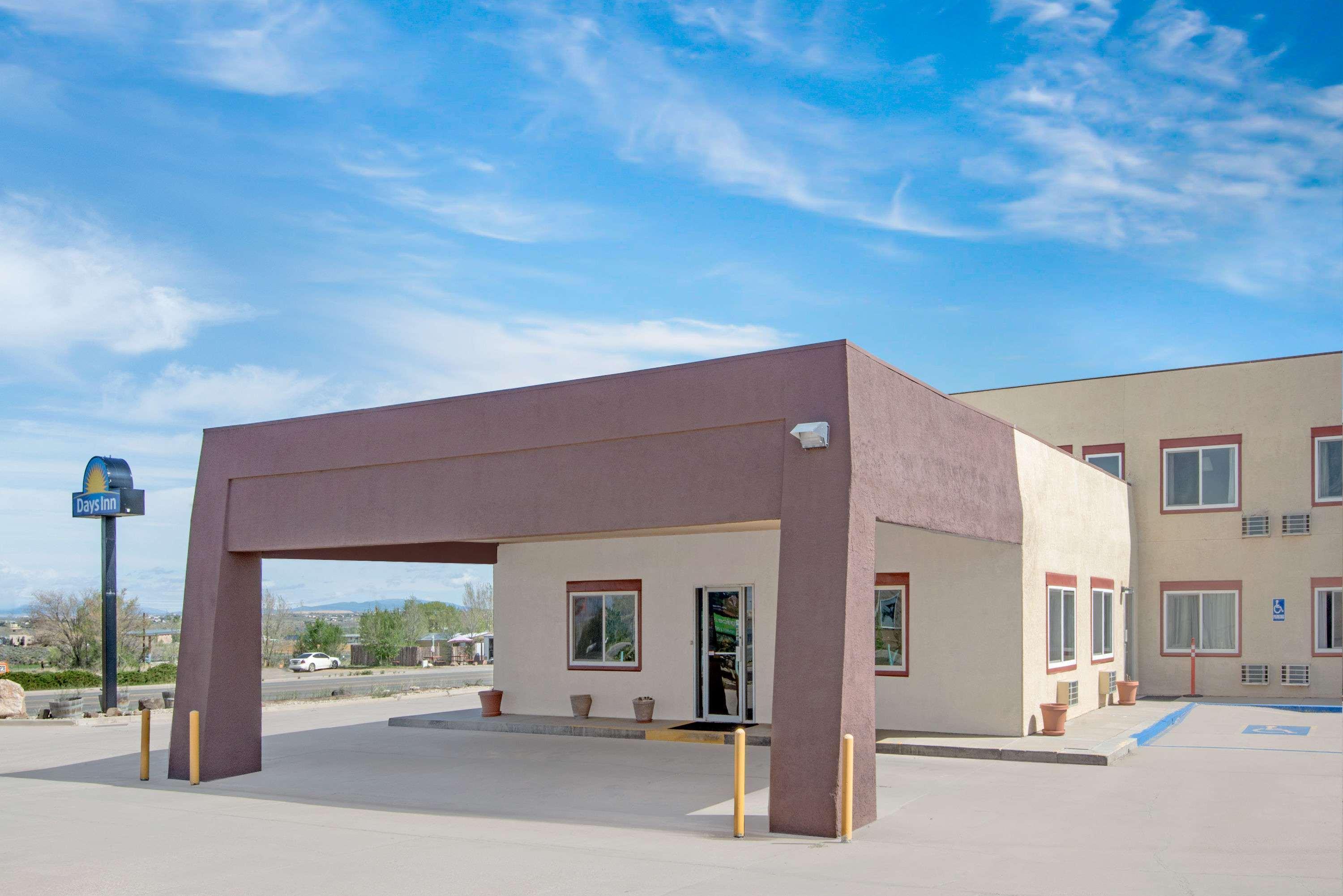 Days Inn By Wyndham Taos Bagian luar foto
