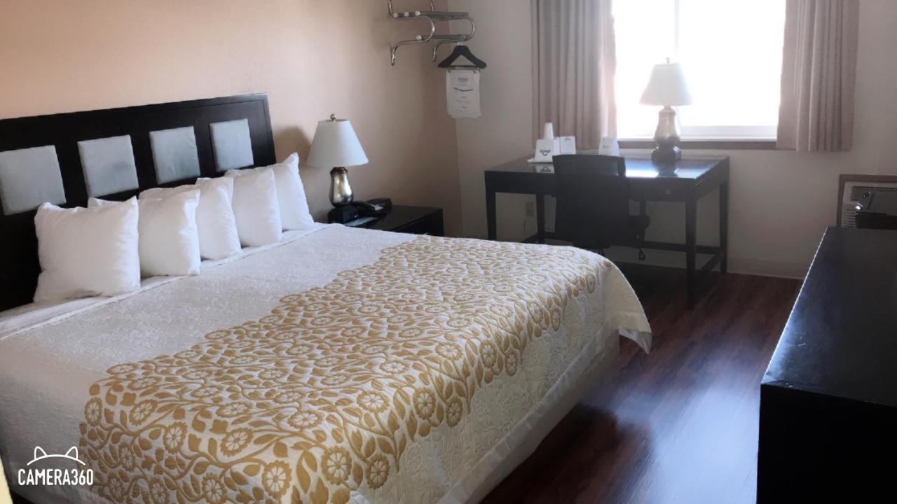 Days Inn By Wyndham Taos Bagian luar foto